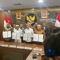 Penandatanganan Bersama Perjanjian Kerjasama (PKS) antara Pemerintah Daerah dan Badan Usaha Pengembangan dan Pengelola (BUPP) Pengelolaan Sampah Menjadi Energi Listrik (PSEL) di ruang rapat utama Kemenko Pangan, Jakarta Pusat, Selasa (21/4/2026). (CN