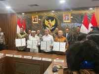 Penandatanganan Bersama Perjanjian Kerjasama (PKS) antara Pemerintah Daerah dan Badan Usaha Pengembangan dan Pengelola (BUPP) Pengelolaan Sampah Menjadi Energi Listrik (PSEL) di ruang rapat utama Kemenko Pangan, Jakarta Pusat, Selasa (21/4/2026). (CN