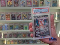 Penjualan kartu Pokemon pada toko ONcards di Mal Agora, Jakarta, Selasa (21/4/2026). (CNBC Indonesia/Faisal Rahman)