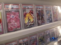 Penjualan kartu Pokemon pada toko ONcards di Mal Agora, Jakarta, Selasa (21/4/2026). (CNBC Indonesia/Faisal Rahman)
