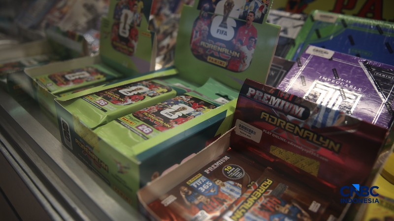 Penjualan kartu Pokemon pada toko ONcards di Mal Agora, Jakarta, Selasa (21/4/2026). (CNBC Indonesia/Faisal Rahman)