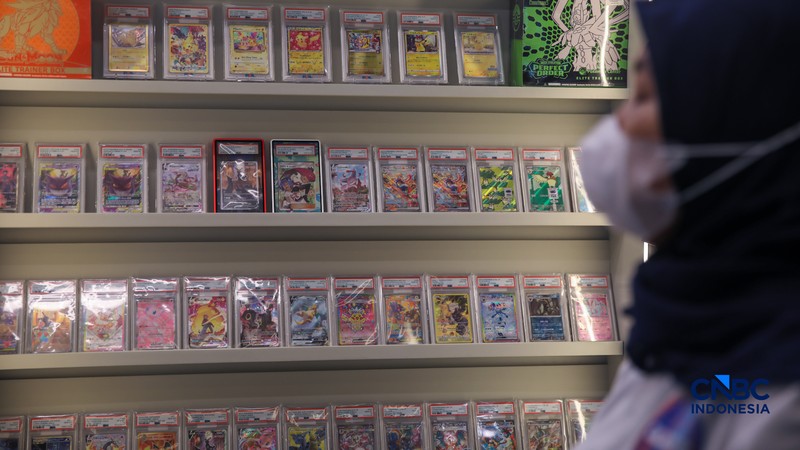 Penjualan kartu Pokemon pada toko ONcards di Mal Agora, Jakarta, Selasa (21/4/2026). (CNBC Indonesia/Faisal Rahman)