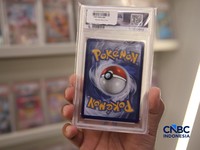 Penjualan kartu Pokemon pada toko ONcards di Mal Agora, Jakarta, Selasa (21/4/2026). (CNBC Indonesia/Faisal Rahman)