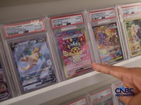 Penjualan kartu Pokemon pada toko ONcards di Mal Agora, Jakarta, Selasa (21/4/2026). (CNBC Indonesia/Faisal Rahman)