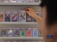 Penjualan kartu Pokemon pada toko ONcards di Mal Agora, Jakarta, Selasa (21/4/2026). (CNBC Indonesia/Faisal Rahman)