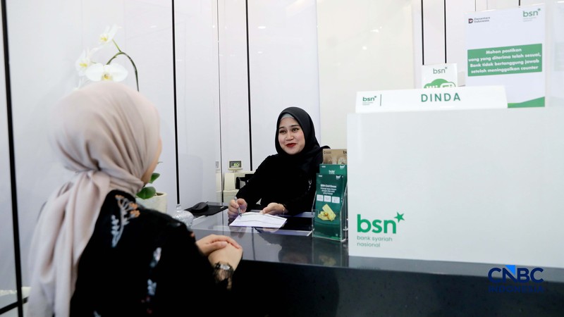 Petugas Bank Syariah Nasional  melayani nasabah di Kantor Cabang BSN Tanah Abang, di Jakarta, Selasa (21/4/2026). (CNBC Indonesia/Muhammad Sabki)