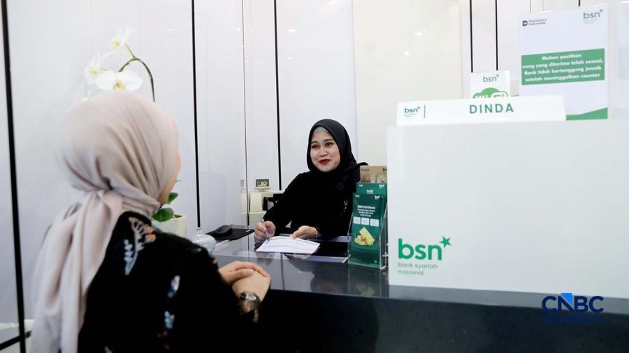 Petugas Bank Syariah Nasional  melayani nasabah di Kantor Cabang BSN Tanah Abang, di Jakarta, Selasa (21/4/2026). (CNBC Indonesia/Muhammad Sabki)