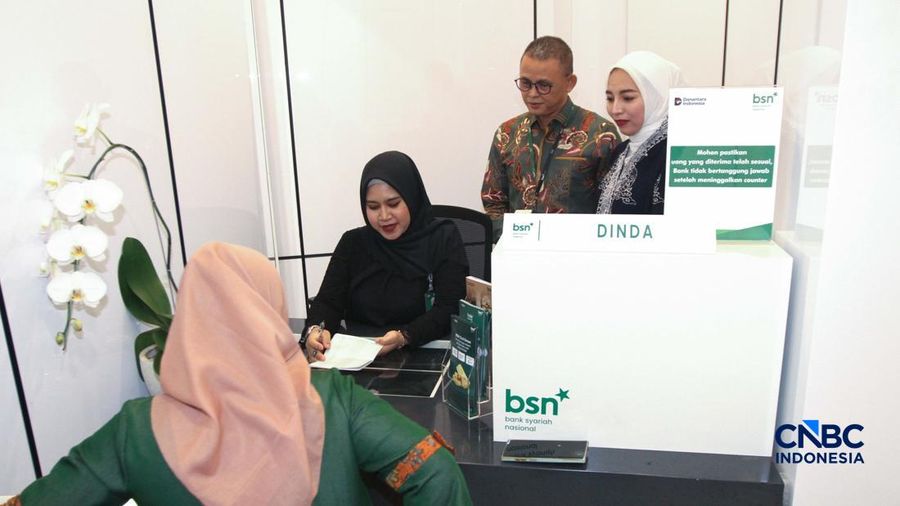 Petugas Bank Syariah Nasional  melayani nasabah di Kantor Cabang BSN Tanah Abang, di Jakarta, Selasa (21/4/2026).