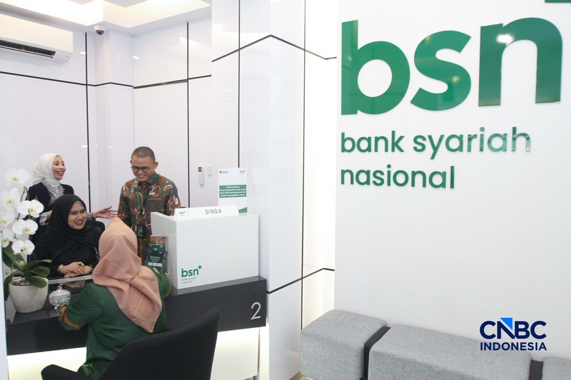 Petugas Bank Syariah Nasional  melayani nasabah di Kantor Cabang BSN Tanah Abang, di Jakarta, Selasa (21/4/2026). (CNBC Indonesia/Muhammad Sabki)