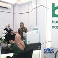 Petugas Bank Syariah Nasional melayani nasabah di Kantor Cabang BSN Tanah Abang, di Jakarta, Selasa (21/4/2026). (CNBC Indonesia/Muhammad Sabki)
