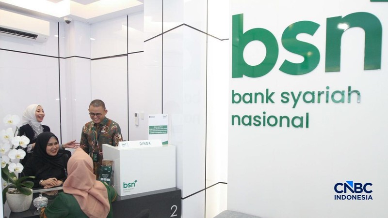 Petugas Bank Syariah Nasional  melayani nasabah di Kantor Cabang BSN Tanah Abang, di Jakarta, Selasa (21/4/2026).