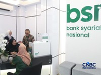 Petugas Bank Syariah Nasional melayani nasabah di Kantor Cabang BSN Tanah Abang, di Jakarta, Selasa (21/4/2026). (CNBC Indonesia/Muhammad Sabki)