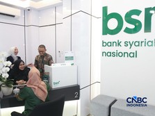Petugas Bank Syariah Nasional melayani nasabah di Kantor Cabang BSN Tanah Abang, di Jakarta, Selasa (21/4/2026). (CNBC Indonesia/Muhammad Sabki)