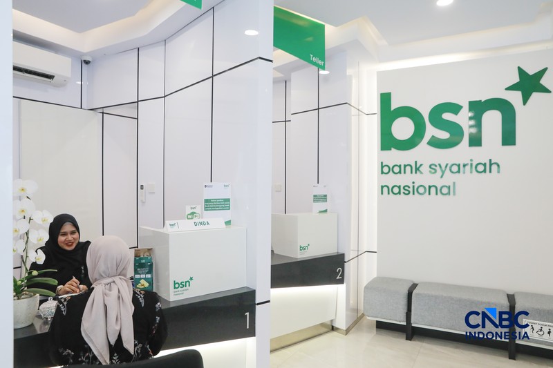 Petugas Bank Syariah Nasional  melayani nasabah di Kantor Cabang BSN Tanah Abang, di Jakarta, Selasa (21/4/2026). (CNBC Indonesia/Muhammad Sabki)