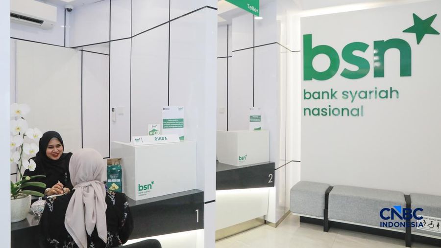 Petugas Bank Syariah Nasional  melayani nasabah di Kantor Cabang BSN Tanah Abang, di Jakarta, Selasa (21/4/2026).