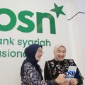Petugas Bank Syariah Nasional  melayani nasabah di Kantor Cabang BSN Tanah Abang, di Jakarta, Selasa (21/4/2026). (CNBC Indonesia/Muhammad Sabki)