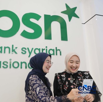 Petugas Bank Syariah Nasional  melayani nasabah di Kantor Cabang BSN Tanah Abang, di Jakarta, Selasa (21/4/2026). (CNBC Indonesia/Muhammad Sabki)