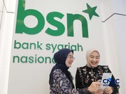 Foto: Petugas Bank Syariah Nasional melayani nasabah di kantor cabang BSN Tanah Abang di Jakarta, Selasa (21/4/2026). (CNBC Indonesia/Muhammad Sabki)