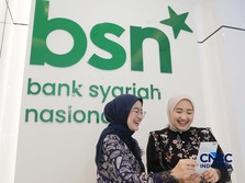 Foto: Petugas Bank Syariah Nasional melayani nasabah di kantor cabang BSN Tanah Abang di Jakarta, Selasa (21/4/2026). (CNBC Indonesia/Muhammad Sabki)
