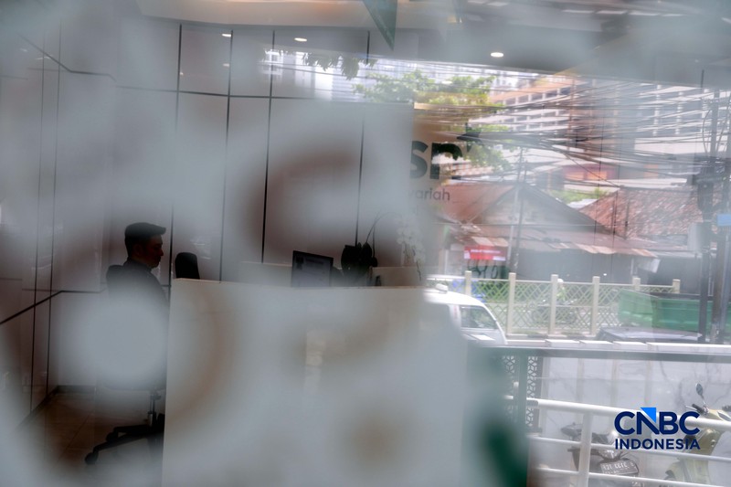 Petugas Bank Syariah Nasional  melayani nasabah di Kantor Cabang BSN Tanah Abang, di Jakarta, Selasa (21/4/2026). (CNBC Indonesia/Muhammad Sabki)