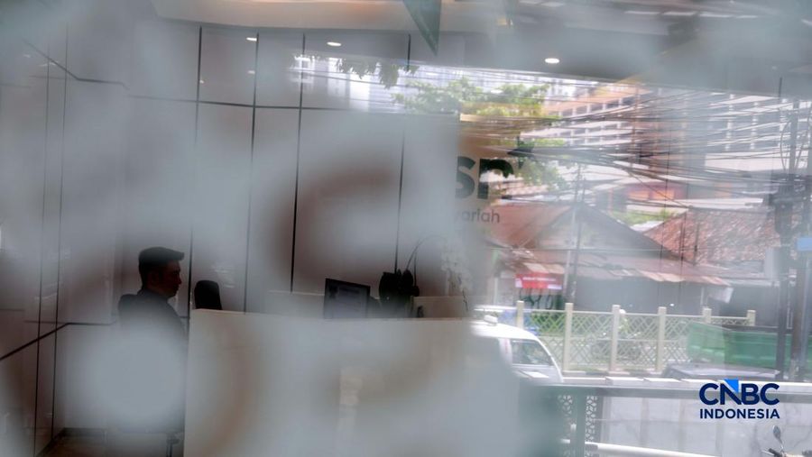 Petugas Bank Syariah Nasional  melayani nasabah di Kantor Cabang BSN Tanah Abang, di Jakarta, Selasa (21/4/2026).