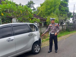 Truk Seruduk Avanza di Jalan Denpasar-Gilimanuk gegara Sopir Kurang Hati-hati