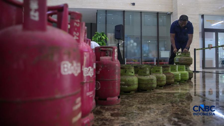 Petugas memasang garis polisi pada barang bukti saat konferensi pers Pengungkapan Kasus Penyalahgunaan BBM dan Elipiji Subsidi di Bareskrim Polri, Jakarta, Selasa (21/4/2026). (CNBC Indonesia/Faisal Rahman)