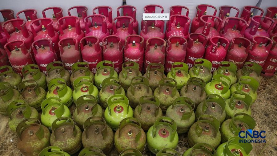 Petugas memasang garis polisi pada barang bukti saat konferensi pers Pengungkapan Kasus Penyalahgunaan BBM dan Elipiji Subsidi di Bareskrim Polri, Jakarta, Selasa (21/4/2026). (CNBC Indonesia/Faisal Rahman)