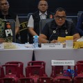 Petugas memasang garis polisi pada barang bukti saat konferensi pers Pengungkapan Kasus Penyalahgunaan BBM dan Elipiji Subsidi di Bareskrim Polri, Jakarta, Selasa (21/4/2026). (CNBC Indonesia/Faisal Rahman)