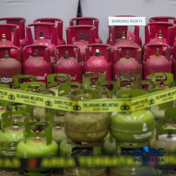 Petugas memasang garis polisi pada barang bukti saat konferensi pers Pengungkapan Kasus Penyalahgunaan BBM dan Elipiji Subsidi di Bareskrim Polri, Jakarta, Selasa (21/4/2026). (CNBC Indonesia/Faisal Rahman)