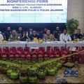 Petugas memasang garis polisi pada barang bukti saat konferensi pers Pengungkapan Kasus Penyalahgunaan BBM dan Elipiji Subsidi di Bareskrim Polri, Jakarta, Selasa (21/4/2026). (CNBC Indonesia/Faisal Rahman)