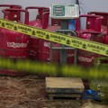 Petugas memasang garis polisi pada barang bukti saat konferensi pers Pengungkapan Kasus Penyalahgunaan BBM dan Elipiji Subsidi di Bareskrim Polri, Jakarta, Selasa (21/4/2026). (CNBC Indonesia/Faisal Rahman)
