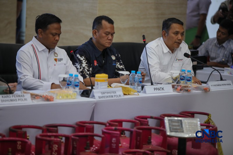 Petugas memasang garis polisi pada barang bukti saat konferensi pers Pengungkapan Kasus Penyalahgunaan BBM dan Elipiji Subsidi di Bareskrim Polri, Jakarta, Selasa (21/4/2026). (CNBC Indonesia/Faisal Rahman)