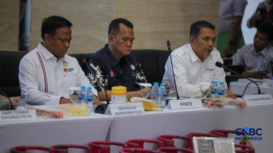 Petugas memasang garis polisi pada barang bukti saat konferensi pers Pengungkapan Kasus Penyalahgunaan BBM dan Elipiji Subsidi di Bareskrim Polri, Jakarta, Selasa (21/4/2026). (CNBC Indonesia/Faisal Rahman)