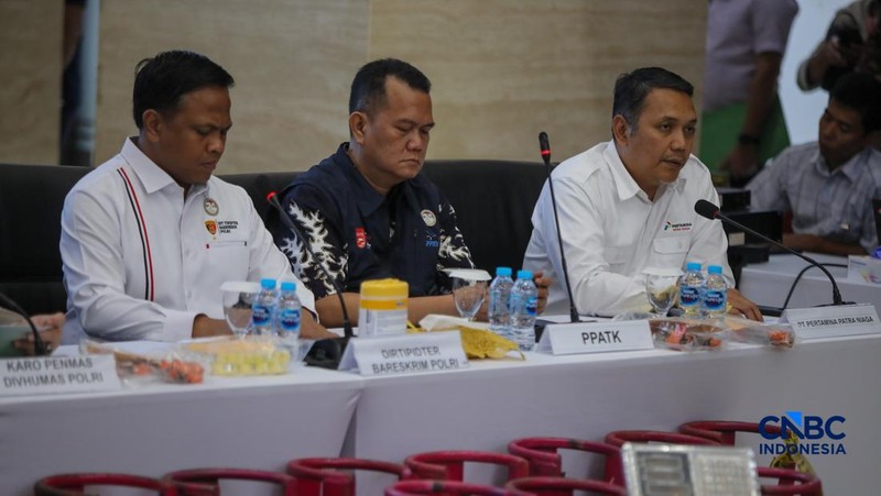 Petugas memasang garis polisi pada barang bukti saat konferensi pers Pengungkapan Kasus Penyalahgunaan BBM dan Elipiji Subsidi di Bareskrim Polri, Jakarta, Selasa (21/4/2026). (CNBC Indonesia/Faisal Rahman)