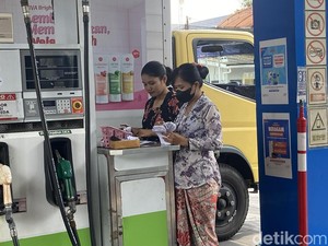 Peringati Hari Kartini, Petugas SPBU Kayoon Tampil Anggun Berkebaya