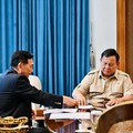 Presiden Prabowo Subianto menerima Ketua Dewan Ekonomi Nasional (DEN) Luhut Binsar Pandjaitan di Istana Merdeka, Jakarta, Selasa (21/4/2026). (Instagram/sekretariat.kabinet)
