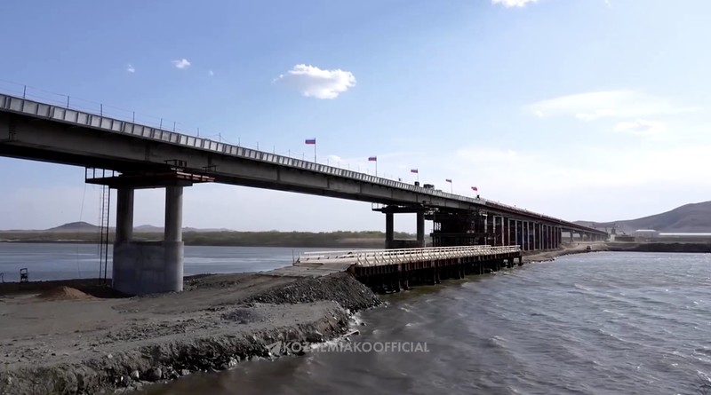 Rusia dan Korea Utara merampungkan pembangunan jembatan jalan raya yang menghubungkan kedua negara di atas Sungai Tumen pada Selasa (21/4/2026). (Tangkapan Layar Video Reuters/OLEG KOZHEMYAKO TELEGRAM CHANNEL)