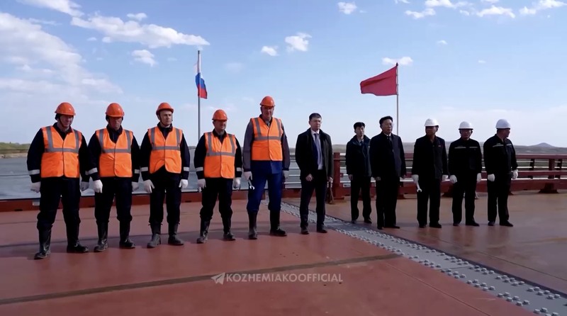 Rusia dan Korea Utara merampungkan pembangunan jembatan jalan raya yang menghubungkan kedua negara di atas Sungai Tumen pada Selasa (21/4/2026). (Tangkapan Layar Video Reuters/OLEG KOZHEMYAKO TELEGRAM CHANNEL)