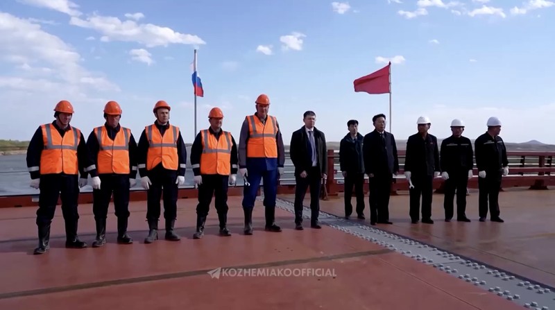 Rusia dan Korea Utara merampungkan pembangunan jembatan jalan raya yang menghubungkan kedua negara di atas Sungai Tumen pada Selasa (21/4/2026).