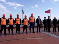 Rusia dan Korea Utara merampungkan pembangunan jembatan jalan raya yang menghubungkan kedua negara di atas Sungai Tumen pada Selasa (21/4/2026). (Tangkapan Layar Video Reuters/OLEG KOZHEMYAKO TELEGRAM CHANNEL)