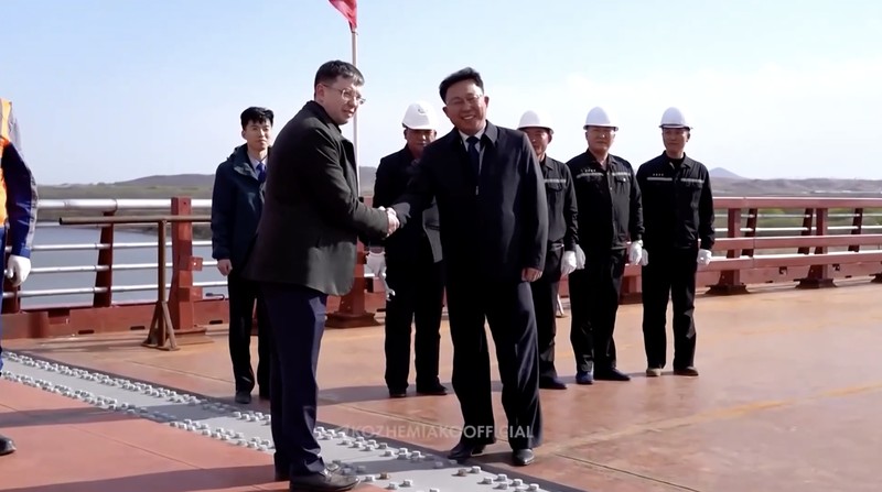 Rusia dan Korea Utara merampungkan pembangunan jembatan jalan raya yang menghubungkan kedua negara di atas Sungai Tumen pada Selasa (21/4/2026). (Tangkapan Layar Video Reuters/OLEG KOZHEMYAKO TELEGRAM CHANNEL)