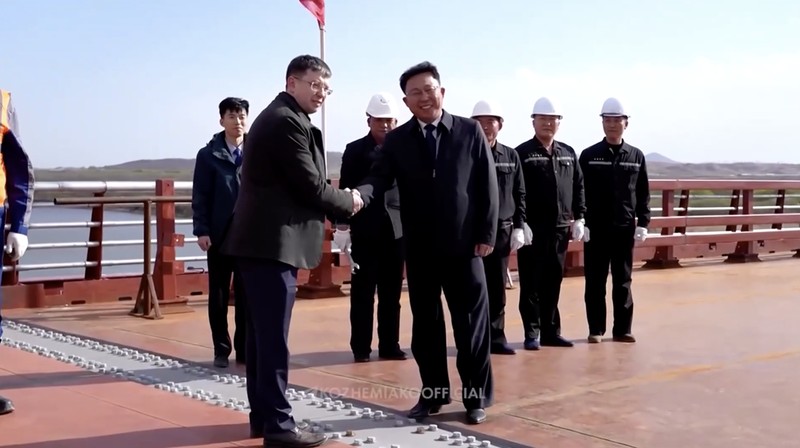 Rusia dan Korea Utara merampungkan pembangunan jembatan jalan raya yang menghubungkan kedua negara di atas Sungai Tumen pada Selasa (21/4/2026). (Tangkapan Layar Video Reuters/OLEG KOZHEMYAKO TELEGRAM CHANNEL)