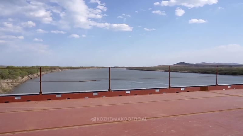 Rusia dan Korea Utara merampungkan pembangunan jembatan jalan raya yang menghubungkan kedua negara di atas Sungai Tumen pada Selasa (21/4/2026). (Tangkapan Layar Video Reuters/OLEG KOZHEMYAKO TELEGRAM CHANNEL)