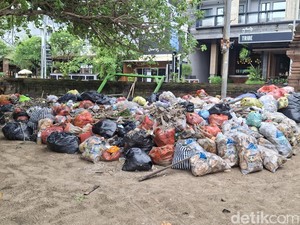 Sampah Menumpuk di Pantai Kuta, Banyak yang Buang Diam-diam