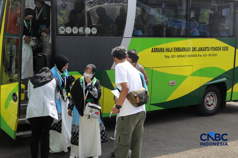 Sebanyak 393 jemaah haji kloter pertama embarkasi Jakarta mulai tiba di Asrama Haji Pondok Gede hari ini., Jakarta Timur, sejak Selasa (21/4/2026) pagi. (CNBC Indonesia/Muhammad Sabki)