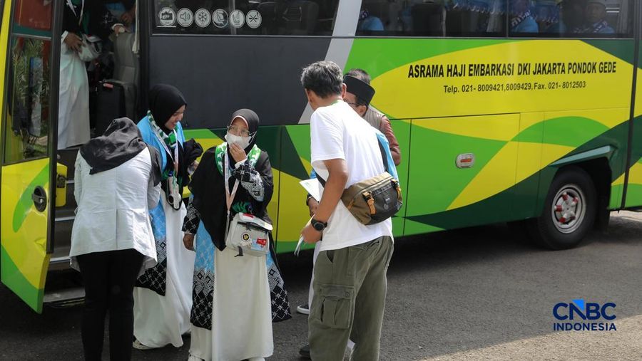Sebanyak 393 jemaah haji kloter pertama embarkasi Jakarta mulai tiba di Asrama Haji Pondok Gede hari ini., Jakarta Timur, sejak Selasa (21/4/2026) pagi.