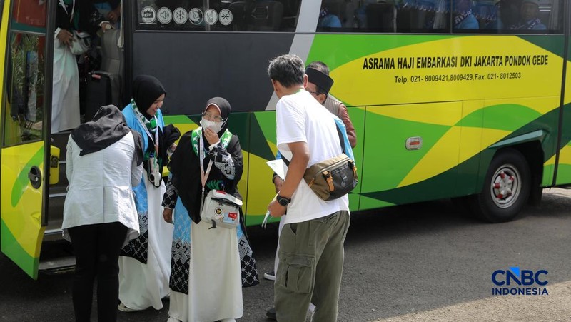 Sebanyak 393 jemaah haji kloter pertama embarkasi Jakarta mulai tiba di Asrama Haji Pondok Gede hari ini., Jakarta Timur, sejak Selasa (21/4/2026) pagi.