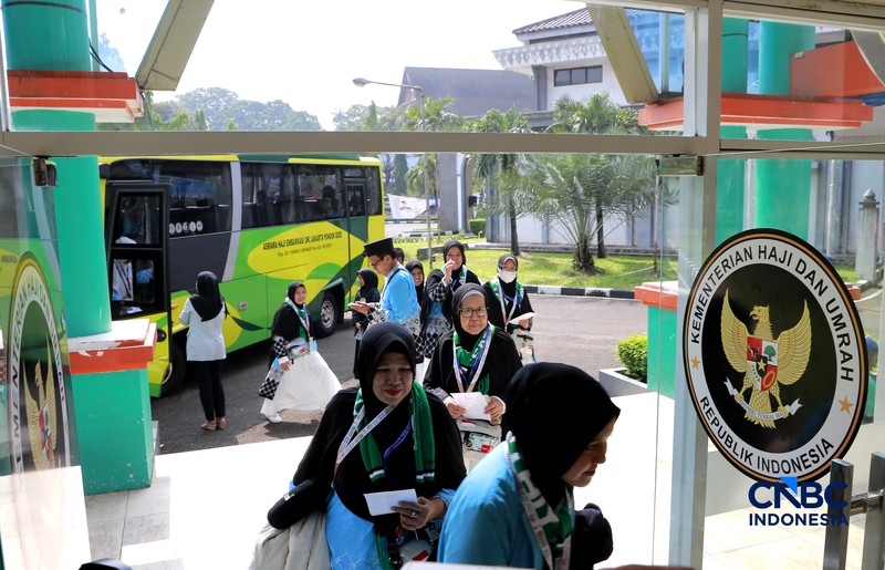 Sebanyak 393 jemaah haji kloter pertama embarkasi Jakarta mulai tiba di Asrama Haji Pondok Gede hari ini., Jakarta Timur, sejak Selasa (21/4/2026) pagi. (CNBC Indonesia/Muhammad Sabki)