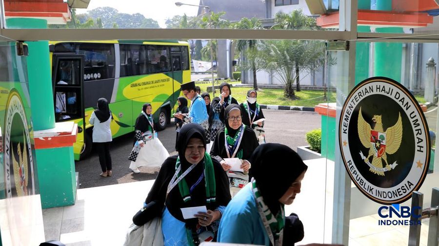 Sebanyak 393 jemaah haji kloter pertama embarkasi Jakarta mulai tiba di Asrama Haji Pondok Gede hari ini., Jakarta Timur, sejak Selasa (21/4/2026) pagi. (CNBC Indonesia/Muhammad Sabki)